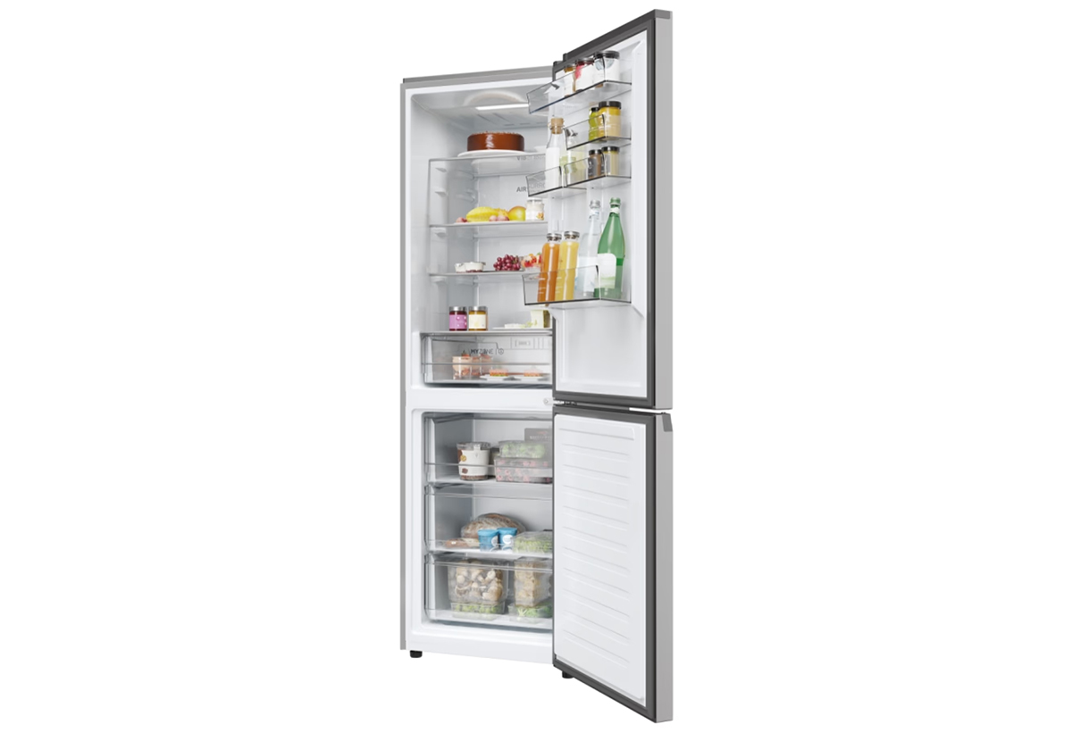 Απεικονίζεται το ψυγείο ανοιχτό, γεμάτο τρόφιμα.